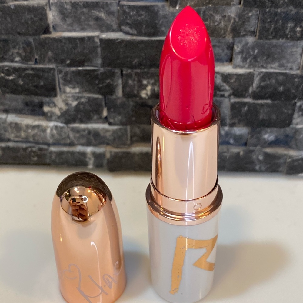 Riri MAC Makeup - Picture 1 of 3